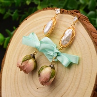 Boucles d'oreilles en résine avec fleurs séchées et perles, design floral artistique fait main, légères et confortables, bijoux de mode pour femmes