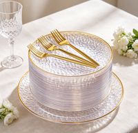 Assiettes jetables modernes en plastique transparent martelé avec bord doré, légères, pour camping et mariage (vente en gros)