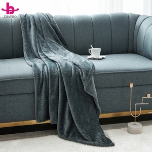 Couverture en flanelle tricotée gaufrée à rayures modernes, plaid doux en polaire côtelée, polyester recyclé, utilisation quatre saisons pour maison de luxe - Product Image 5
