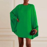 Mini robe courte écologique d'automne avec manches chauve-souris couleur unie col rond taille naturelle
