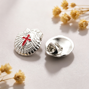Pin de esmalte duro con forma de concha, Cruz Roja, chapado en plata, aleación de zinc, pin de solapa, broche religioso, insignia de recuerdo para peregrinos - Product Image 1