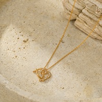 KITI Collier élégant en acier inoxydable étanche avec pendentif double cœur entrelacé et zircone cubique, plaqué or 18 carats PVD