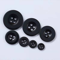 Meilleure vente de haute qualité style classique multi-spécifications 4 trous poli coloré en plastique résine bouton prêt marchandises