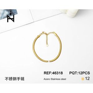 Bracciale a Polsino Nina in Acciaio Inossidabile Placcato Oro, Gioiello Minimalista alla Moda per Donne - Product Image 3