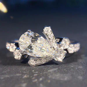 Anello di Fidanzamento Q644 per Donna in Oro Bianco con Diamante Taglio Pera Naturale Colore D e Diamanti Laterali - Product Image 6