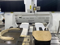 Centre d'usinage CNC 5 axes pour la production de meubles en bois massif avec tiges transversales, perçage et fraisage