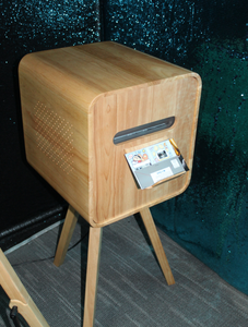 Photomaton de mariage en bois de style vintage avec haut-parleur Marshall, équipement de qualité professionnelle pour selfies événementiels et impression instantanée - Product Image 3