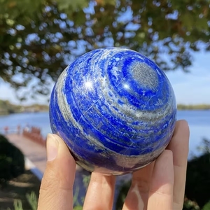 Vente en gros de boules de lapis-lazuli CrystalHola de haute qualité, cristaux polis bleu vif, 5-8 cm, sphère Feng Shui pour la décoration de la maison - Product Image 1