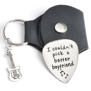 <span class=keywords><strong>Je</strong></span> <span class=keywords><strong>ne</strong></span> pouvais pas choisir un meilleur étui en cuir porte-clés guitare Pick gravure en acier inoxydable petit cadeau - Product Image 4