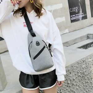 กระเป๋าคาดอกผ้าใบอเนกประสงค์สั่งทำขายส่ง พร้อมช่องเสียบ USB สำหรับชาร์จและเก็บหูฟัง กันน้ำ - Product Image 6