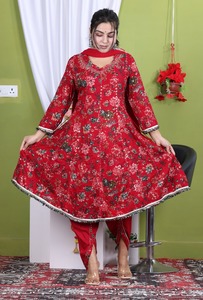 Traje Anarkali con un hermoso trabajo hecho a mano en el cuello y un pantalón con la dupatta. - Product Image 5