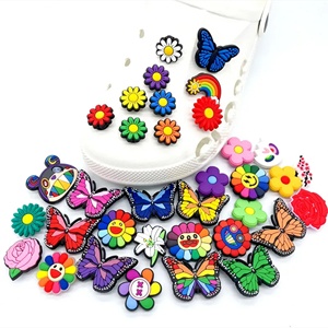 Décorations de chaussures en gros, breloques personnalisées en forme de fleurs de dessin animé pour accessoires de chaussures de jardin, bijoux - Product Image 2