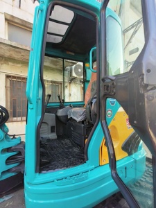 Excavatrice sur chenilles d'occasion Kobelco SK155LC de 15,5 tonnes, moteur Mitsubishi, pour travaux de terrassement routier municipal. - Product Image 3