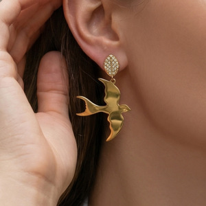 ต่างหูแฟชั่นดีไซน์รูปนกนางแอ่น สแตนเลสสตีล ชุบทอง 18K ประดับเพชรซิร์คอน สำหรับผู้หญิง - Product Image 2