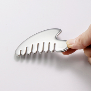 Pequeño peine portátil de masaje de cuero cabelludo de dientes anchos Peine Gua Sha para cuero cabelludo Masajeador de cuero cabelludo de acero inoxidable - Product Image 4