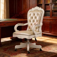Fauteuil pivotant en cuir capitonné blanc, dossier haut en bois de cerisier avec garniture cloutée, chaise de bureau roulante vintage pour la maison