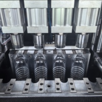 Machine de soufflage PET semi-automatique à 4 cavités à économie d'énergie avec pompe PLC et entraînement par servomoteur pour bouteilles d'eau minérale 2L