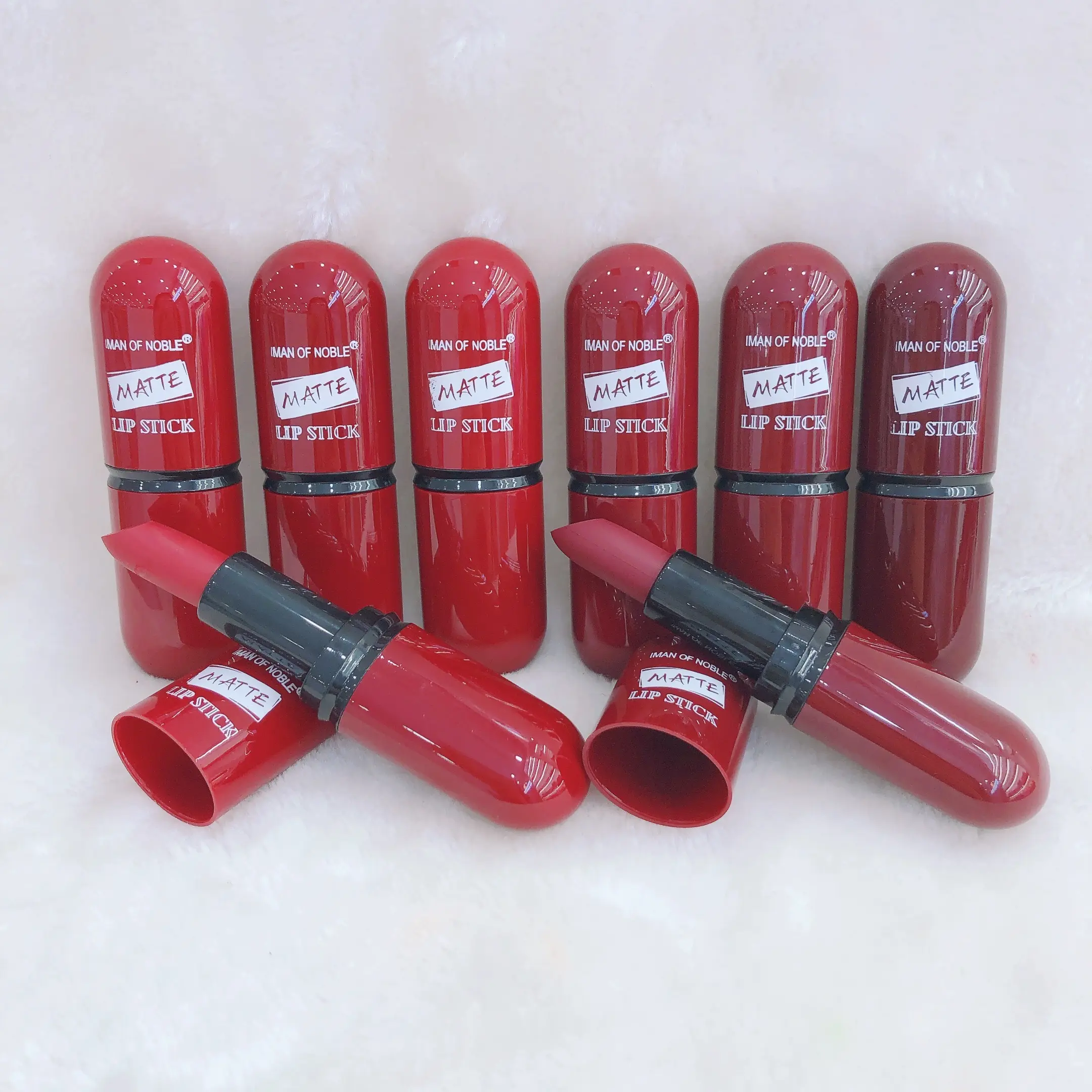 IMAN OFNOBLE lipstik newenam-colorlipstick tidak menyentuh bagian lipstik itu melembapkan dan mencerahkan warna. Lipstik klasik harian