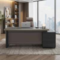 Bureau de direction moderne avec système de gestion des câbles, plateau spacieux, base robuste pour postes de travail de direction d'entreprise