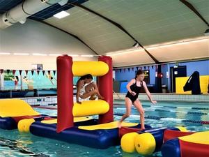 AquaWall, Juego Inflable de Obstáculos para Parques Acuáticos, Fiestas en la Piscina y Actividades Acuáticas para Niños - Product Image 2