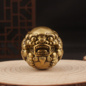 Bola Antiestrés Pixiu de Latón Puro Sólido Tallada a Mano, Adorno Artesanal de Estilo Chino, Color Nogal - Product Image 1