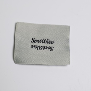 ป้ายผ้าทอพร้อมโลโก้สำหรับเสื้อแจ็คเก็ตและเดรส - Product Image 1