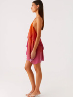 Robe mini de vacances en mousseline ombrée à col licou, volants superposés et dos ouvert & Agent de sourcing en gros 1688 FTS à faible commission