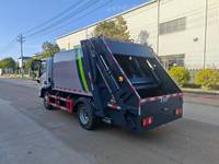 Camion à ordures compacté Sinotruk de 6 mètres cubes pour utilisation en rue