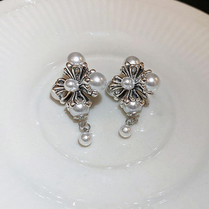 Orecchini a perno con petali effetto perla da donna, accessori moda vintage francesi minimalisti - Product Image 1