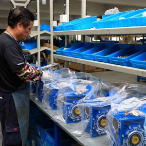 มอเตอร์ลดความเร็วแบบหนอน NMRV150 อัตราทด 7.5, มอเตอร์ไฟฟ้ากระแสสลับสามเฟส 15 กิโลวัตต์ พร้อมระบบระบายความร้อนแบบบังคับด้วยไฟฟ้าเฟสเดียว 220 โวลต์ - Product Image 2