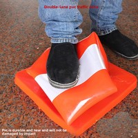 Cône de signalisation routière réfléchissant en PVC OEM/ODM en gros, cône triangulaire de signalisation d'interdiction de stationnement, cônes de signalisation routière, barrière de sécurité pour travaux routiers