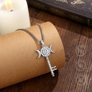 Collar de Joyería Oculta con Colgante de Llave de Hécate Chapado en Oro de 18K y Cobre, con Moissanita de 2CT y Circonita Blanca, Triple Luna, para Mujer, Venta al por Mayor - Product Image 5