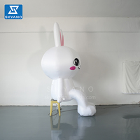 Lapin gonflable géant personnalisé, lapin gonflable de dessin animé sur chaise, sculpture de lapin de personnage de dessin animé, décoration artistique