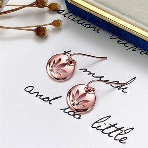 Orecchini Pendenti Vintage Minimalisti Fatti a Mano con Foglia d'Acero Rotonda, Gioielli per Donne - Product Image 5