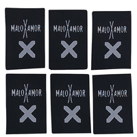 Étiquettes de vêtements damassées tissées personnalisées en forme de rouleau à pli central lavable bord découpé au laser pour vêtements sacs logo de marque étiquettes principales
