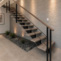Escalier droit mono-rampe pour loft contemporain avec structure en acier sur mesure et composants d'escalier en bois naturel