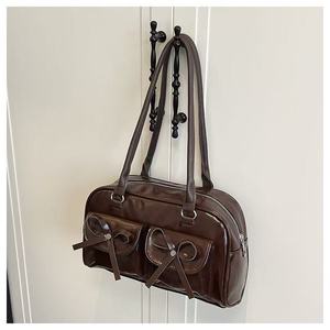 กระเป๋าสะพายพาดลำตัวหนังเงามีหลายช่องพร้อมโบว์และกระดุม - Product Image 6