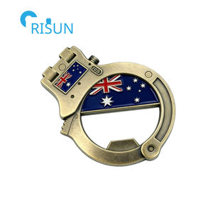 Décapsuleur commémoratif personnalisé en métal en forme <span class=keywords><strong>de</strong></span> menottes, motif Ligne Bleue, pour vétérans, avec pièce <span class=keywords><strong>de</strong></span> défi personnalisée en forme <span class=keywords><strong>de</strong></span> menottes - Product Image 2