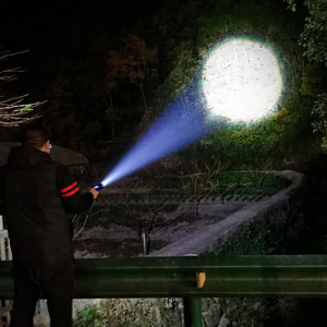 3000 Lumens Siêu Sáng Kỹ Thuật Số Điện Hiển Thị Kính Thiên Văn Zoom Ngoài Trời Có Thể Sạc Lại Trắng <span class=keywords><strong>LED</strong></span> <span class=keywords><strong>Torch</strong></span> Ánh Sáng Đèn Pin Chiến Thuật - Product Image 5