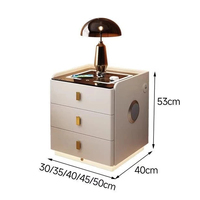 Table de chevet contemporaine moderne avec plateau en verre blanc crème, 3 tiroirs et poignées dorées pour chambre à coucher