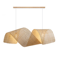Luminaire suspendu moderne en bambou fait main, écologique, style côtier, avec éléments en rotin et bois, pour la décoration intérieure.