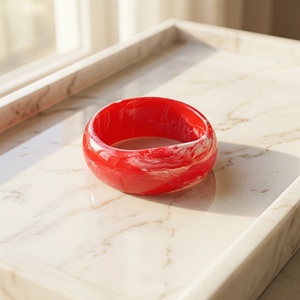 Bracelet rond en résine écologique, motif marbré unique, forme irrégulière artistique, bijoux artisanaux, cadeaux d'anniversaire et de fêtes - Product Image 1