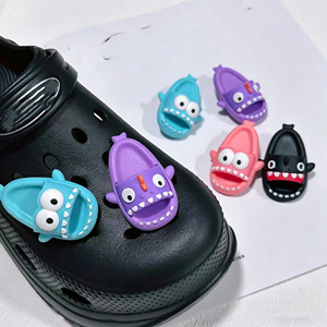 Breloques amusantes en forme de monstre pour sabots, décorations de sandales miniatures de dessin animé DIY, accessoires de sabots en PVC Kawaii pour enfants et femmes, cadeau - Product Image 1