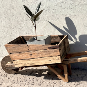 Carretilla de Madera Rústica Vintage para Jardín, Macetero de Madera Reciclada, Decoración para Exteriores de Estilo Rústico, Soporte Decorativo para Plantas - Product Image 1
