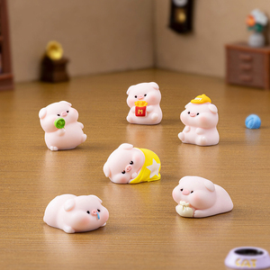 ตุ๊กตาหมูน่ารักสวมหมวกเรซิ่นจิ๋ว ตกแต่งบ้านตุ๊กตา DIY ของตกแต่งโต๊ะขนาดเล็ก - Product Image 1