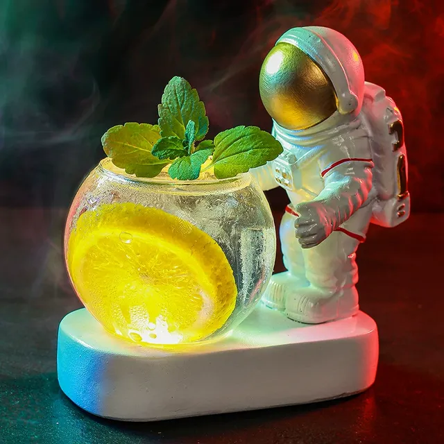 Creative Astronaut Glowing Smoke Beer Stein for Martini Brandy Gin Vodka Whiskey Party Glass