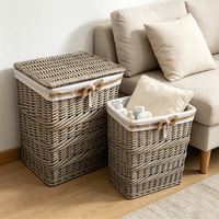 Hamper Dedalu tenun tangan menampilkan Trim goni dan Interior kain untuk handuk kamar mandi dan pakaian kotor memilah
