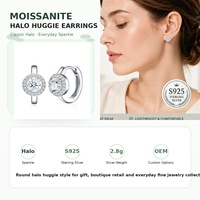Boucles d'oreilles créoles Huggie Halo personnalisées en argent sterling 925 avec moissanite ronde de 0,50 ct, bijoux fins S925 pour femmes
