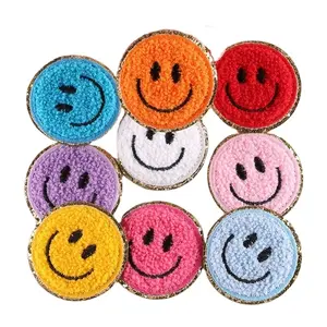 Groothandel 54Mm Dia. Glimlach Gezicht Doek Stickers Decoratieve Glitter Chenille Ijzer Op Patches Voor Kleding