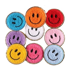 Diametro 54mm all'ingrosso Smile Face adesivi in stoffa decorativo Glitter ciniglia ferro su toppe per abbigliamento